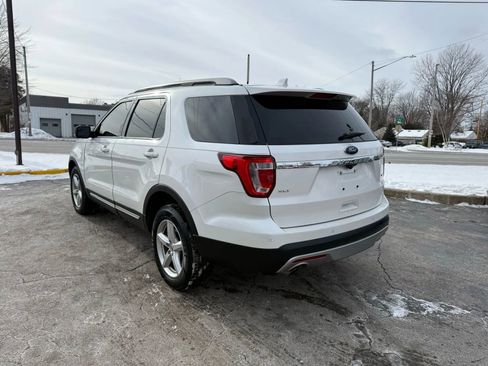 Used 2017 Ford Explorer XLT image 3