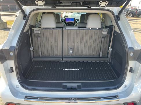 New 2026 Toyota Highlander Platinum AWD/4WD image 18