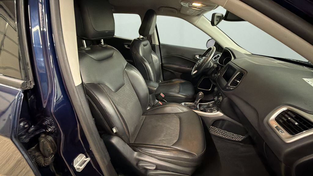 Used 2018 Jeep Compass Latitude w/ Popular Equipment Group AWD/4WD image 9