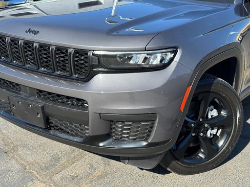 Used 2023 Jeep Grand Cherokee L Laredo image 3