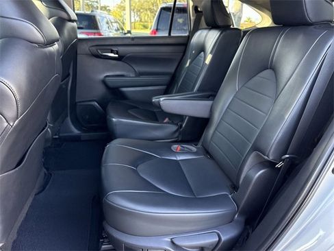 Used 2022 Toyota Highlander XLE image 22