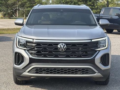 Used 2024 Volkswagen Atlas Cross Sport SE w/ Panoramic Sunroof Package FWD image 2