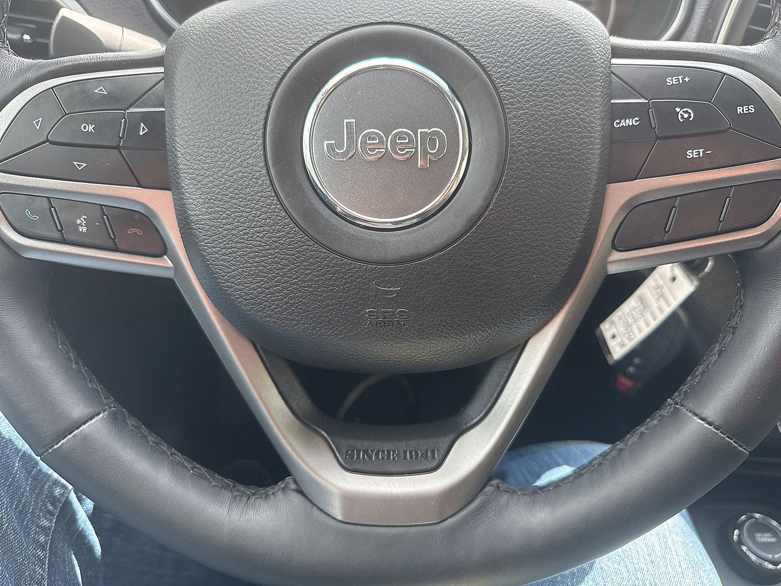 Used 2019 Jeep Cherokee Latitude w/ Cold Weather Group AWD/4WD image 46