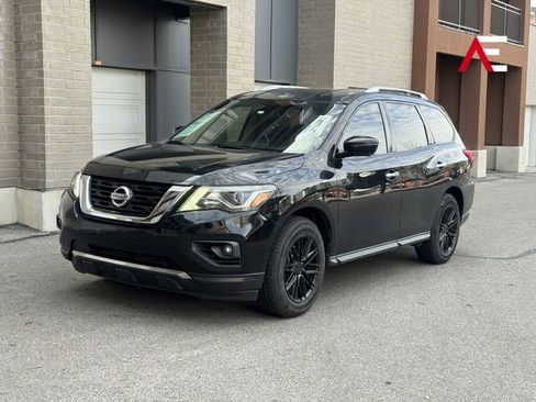 Used 2019 Nissan Pathfinder SL image 1
