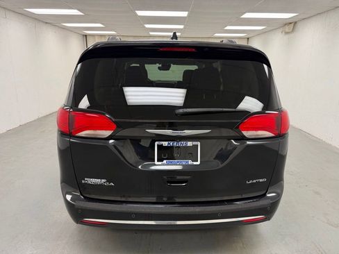 Used 2020 Chrysler Pacifica Limited w/ Tire & Wheel Group FWD image 4