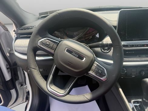 Used 2025 Jeep Compass Latitude AWD/4WD image 11