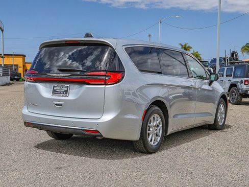 Used 2023 Chrysler Pacifica Touring-L FWD image 4