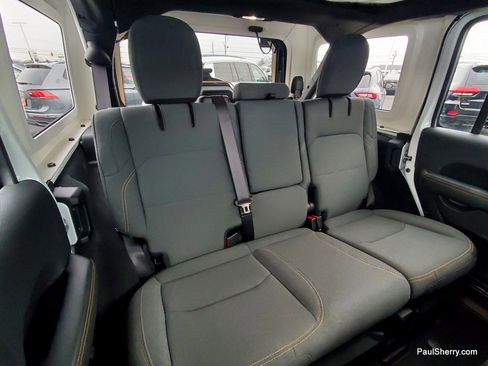 Used 2025 Jeep Wrangler Sahara image 26