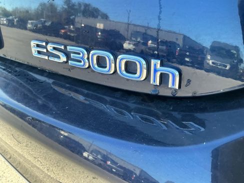 Used 2022 Lexus ES 300h w/ Luxury Package image 18