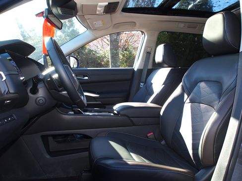 Used 2023 Nissan Pathfinder Platinum w/ Black Appearance Package image 18