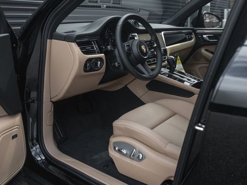 New 2025 Porsche Macan image 4