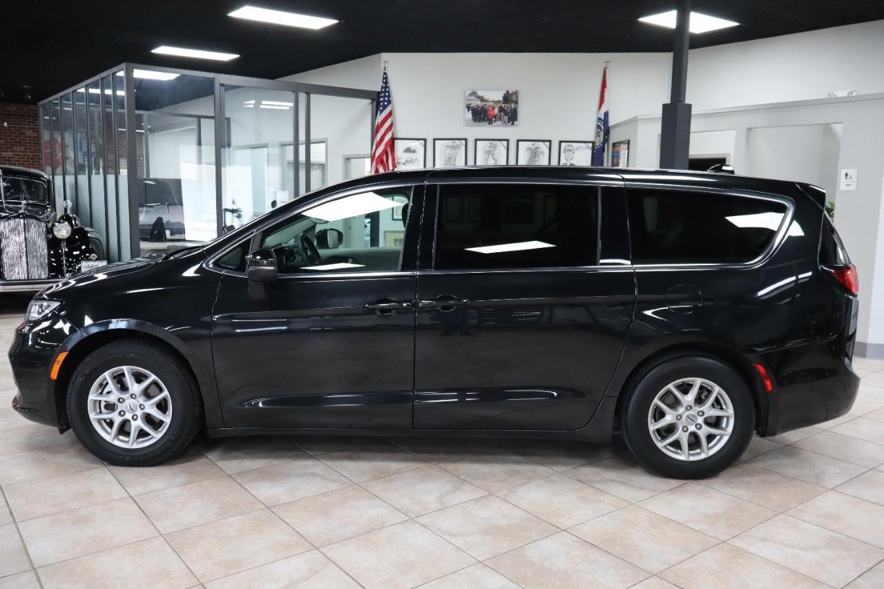 Used 2023 Chrysler Pacifica Touring-L FWD image 3