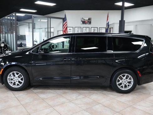 Used 2023 Chrysler Pacifica Touring-L FWD image 3