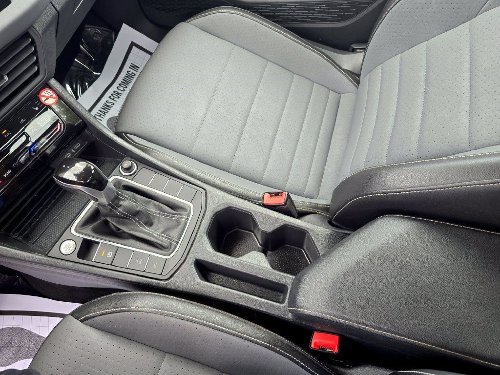 Used 2025 Volkswagen Jetta SE FWD image 23