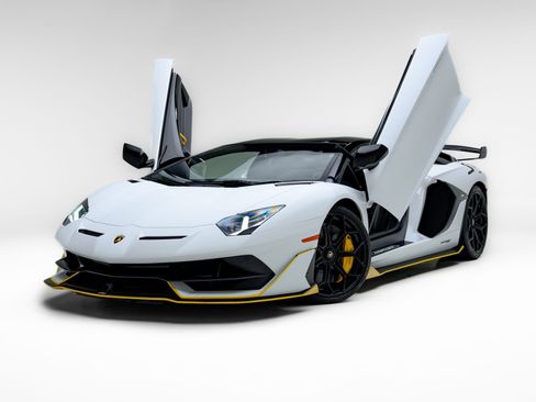 Used 2021 Lamborghini Aventador SVJ AWD/4WD image 2