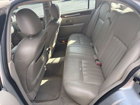 Used 2004 Lincoln Town Car Signature RWD image 6