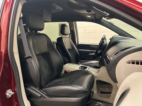 Used 2016 Dodge Grand Caravan SXT image 12