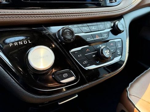 Used 2019 Chrysler Pacifica Limited w/ Tire & Wheel Group image 16