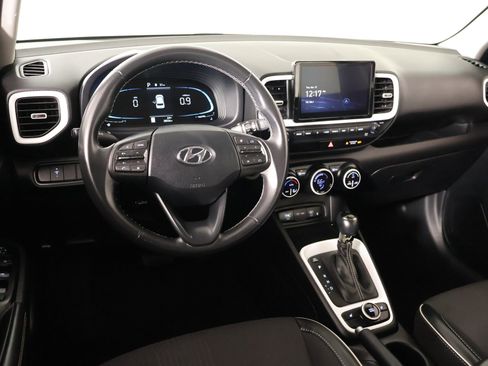 Used 2025 Hyundai Venue Limited image 2
