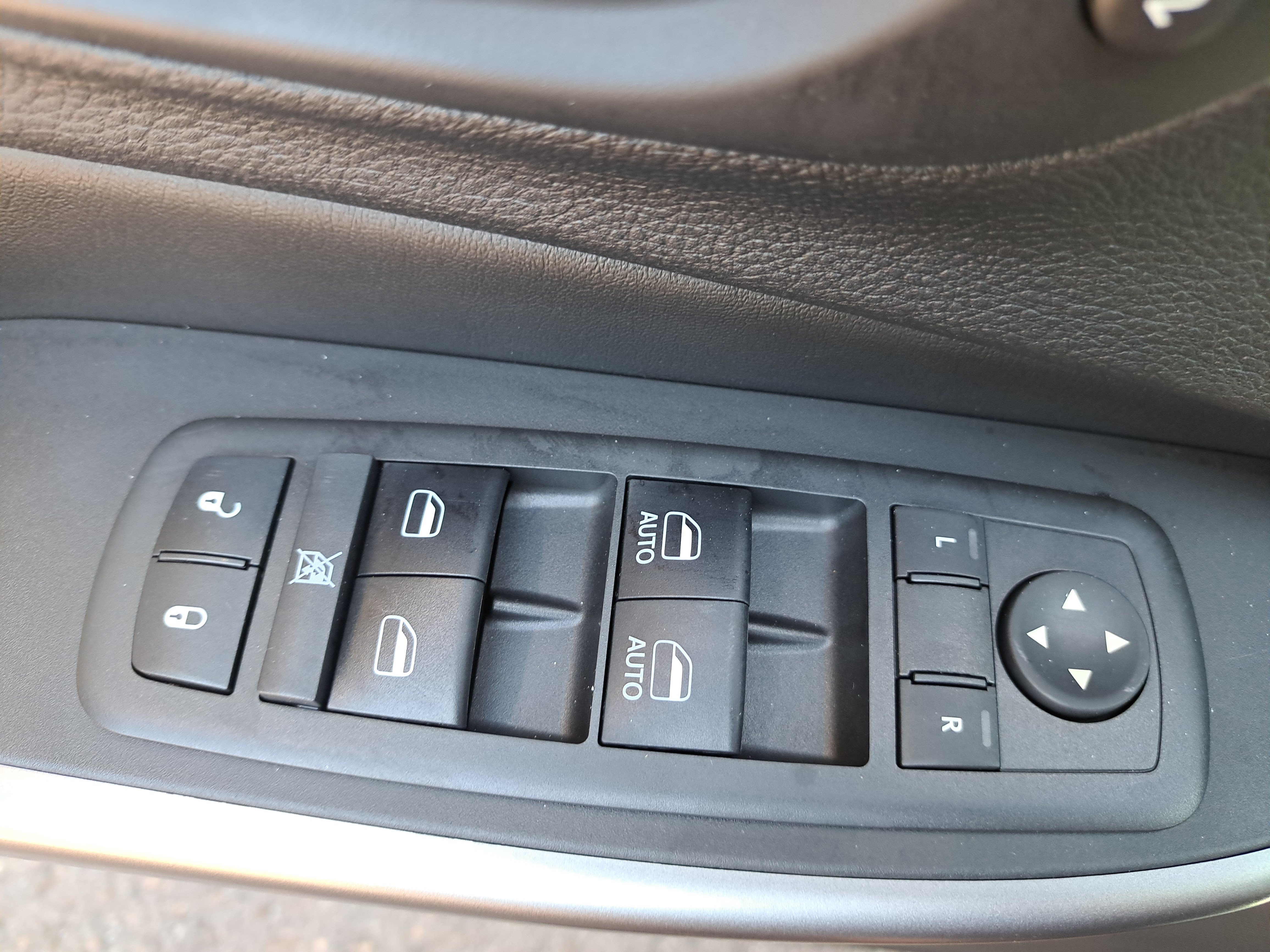 Used 2019 Jeep Cherokee Limited FWD image 28