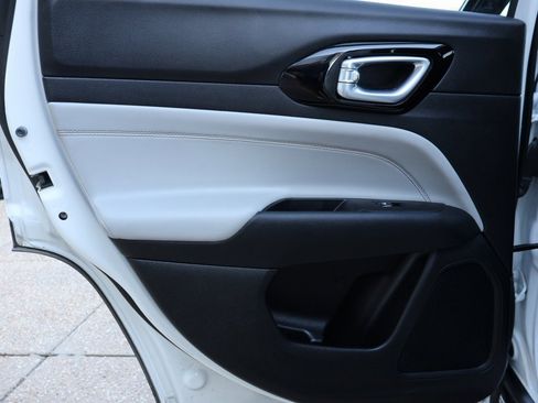 Used 2023 Jeep Compass Limited image 17