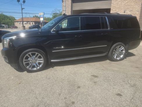 Used 2017 GMC Yukon XL SLT w/ Premium Edition AWD/4WD image 3