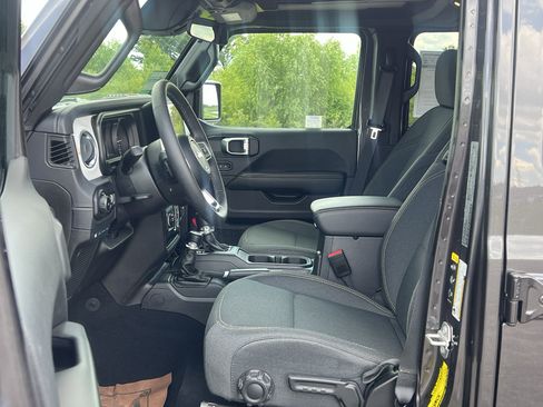 Used 2025 Jeep Wrangler Unlimited Sahara w/ Safety Group AWD/4WD image 13