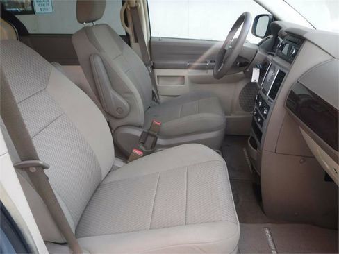 Used 2010 Chrysler Town & Country LX w/ PWR Convenience Group image 4