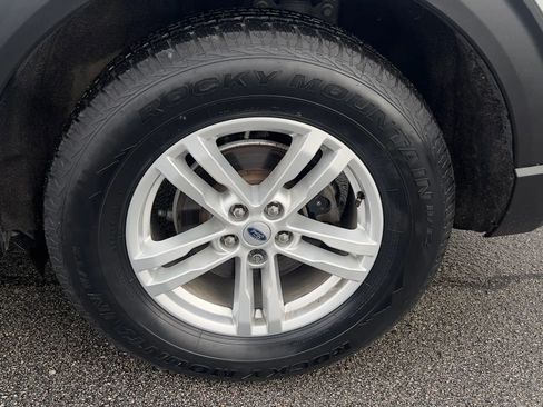 Used 2023 Ford Explorer XLT w/ Equipment Group 202A image 12