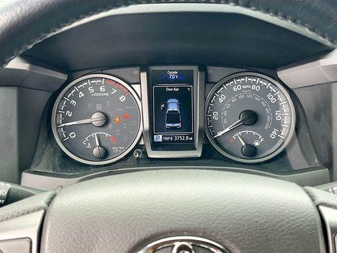 Used 2022 Toyota Tacoma TRD Off-Road image 12
