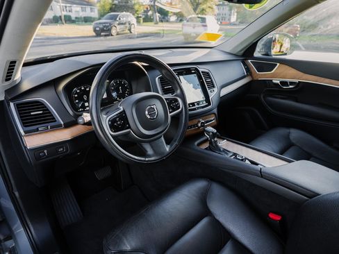 Used 2022 Volvo XC90 T6 Momentum w/ Climate Package image 16