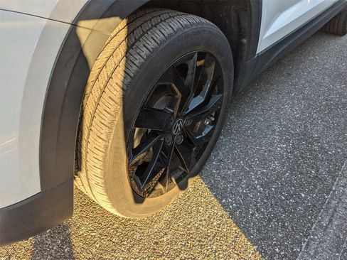 Used 2022 Volkswagen Taos SE w/ Panoramic Sunroof Package image 9