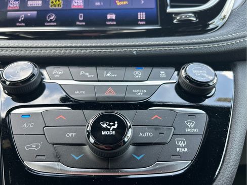 Used 2025 Chrysler Pacifica Select FWD image 31