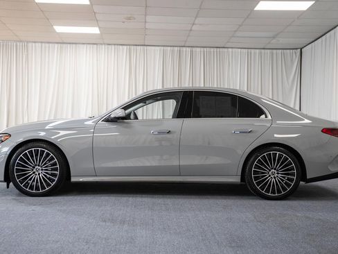 Used 2025 Mercedes-Benz E 350 4MATIC Sedan image 5