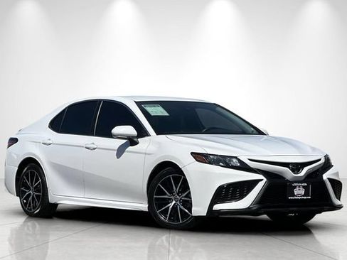 Used 2023 Toyota Camry SE FWD image 2