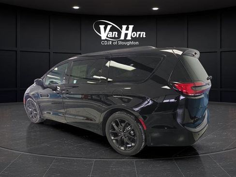 New 2026 Chrysler Pacifica Select w/ S Appearance Package image 3