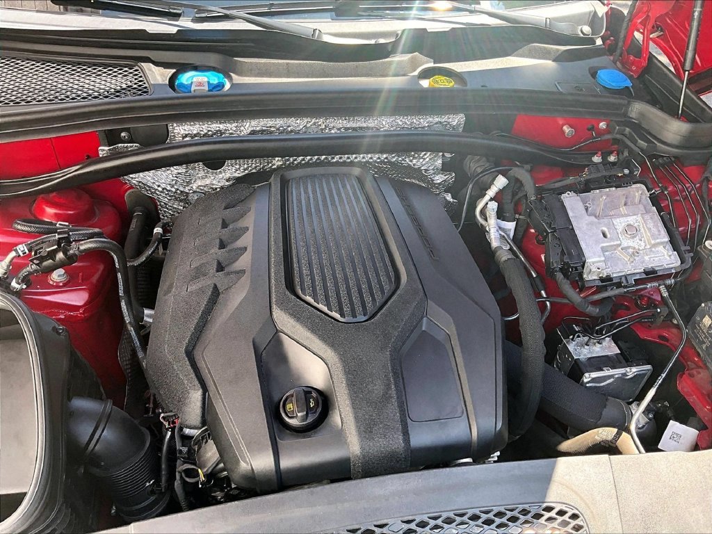 Certified 2023 Porsche Macan Turbo AWD/4WD image 34