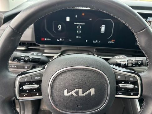 Used 2025 Kia Carnival SX w/ SX Dark Edition Package FWD image 32