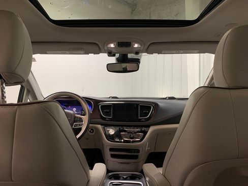 Used 2020 Chrysler Pacifica Limited w/ Tire & Wheel Group image 22