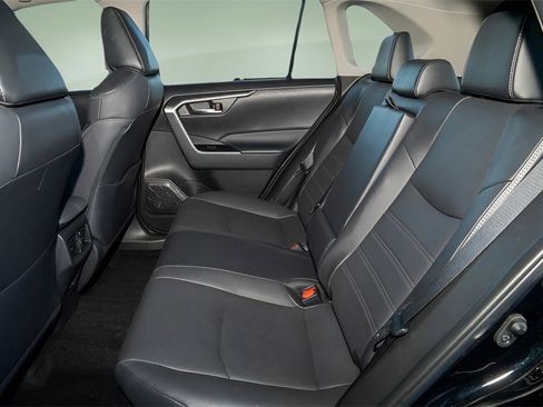 Used 2022 Toyota RAV4 XLE Premium image 17