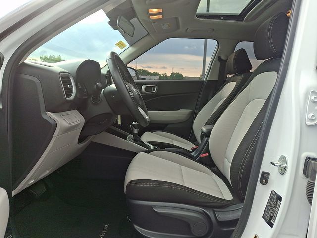 Used 2023 Hyundai Venue SEL FWD image 15