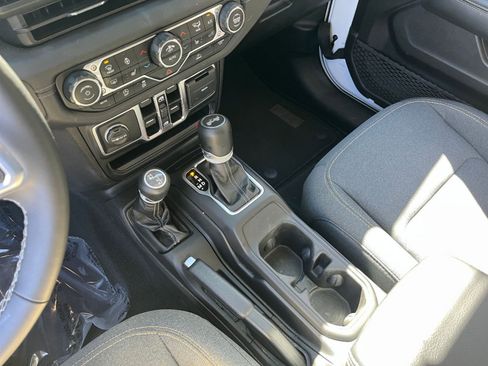 Used 2025 Jeep Wrangler Sahara image 37