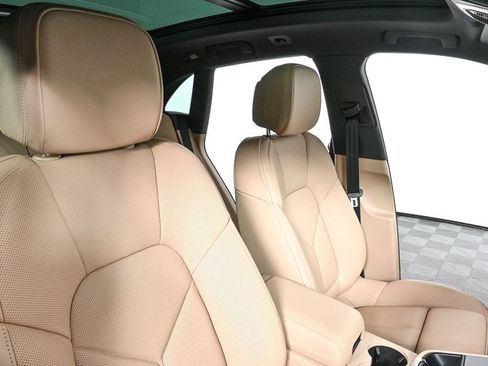 Certified 2026 Porsche Macan image 24