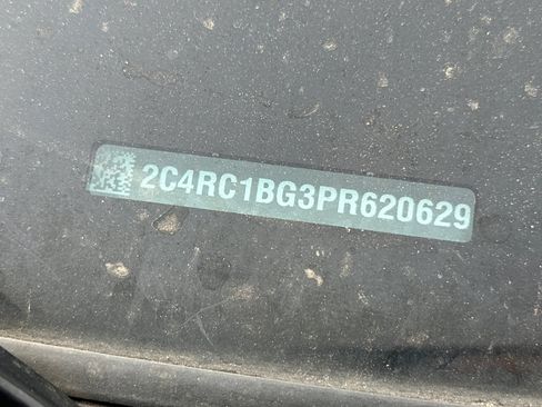 Used 2023 Chrysler Pacifica Touring-L FWD image 3