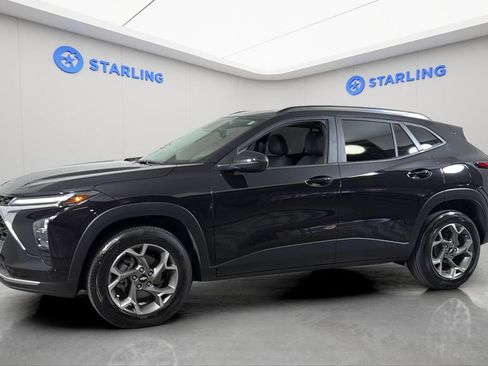 Used 2025 Chevrolet Trax LT w/ Driver Confidence Package FWD image 2