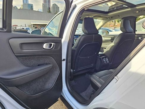 Used 2025 Volvo XC40 B5 Plus image 19