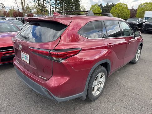 Used 2021 Toyota Highlander LE image 3