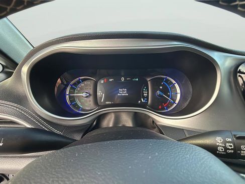 Used 2021 Chrysler Pacifica Touring w/ Uconnect Theater Family Group FWD image 21