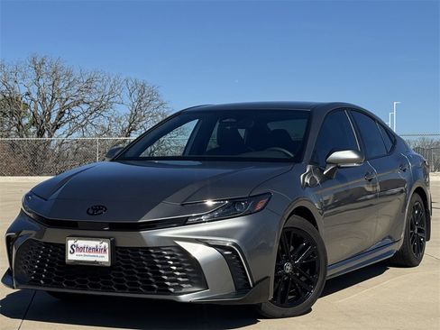 Used 2025 Toyota Camry SE w/ Convenience Package image 2