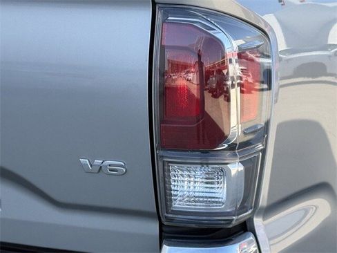 Used 2022 Toyota Tacoma TRD Off-Road image 6